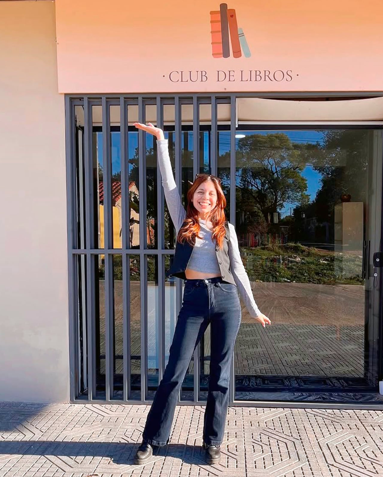 Sol Armoa en la puerta de su librería en Mariano Roque Alonso, donde transformó su afición por la lectura en un punto de encuentro literario.