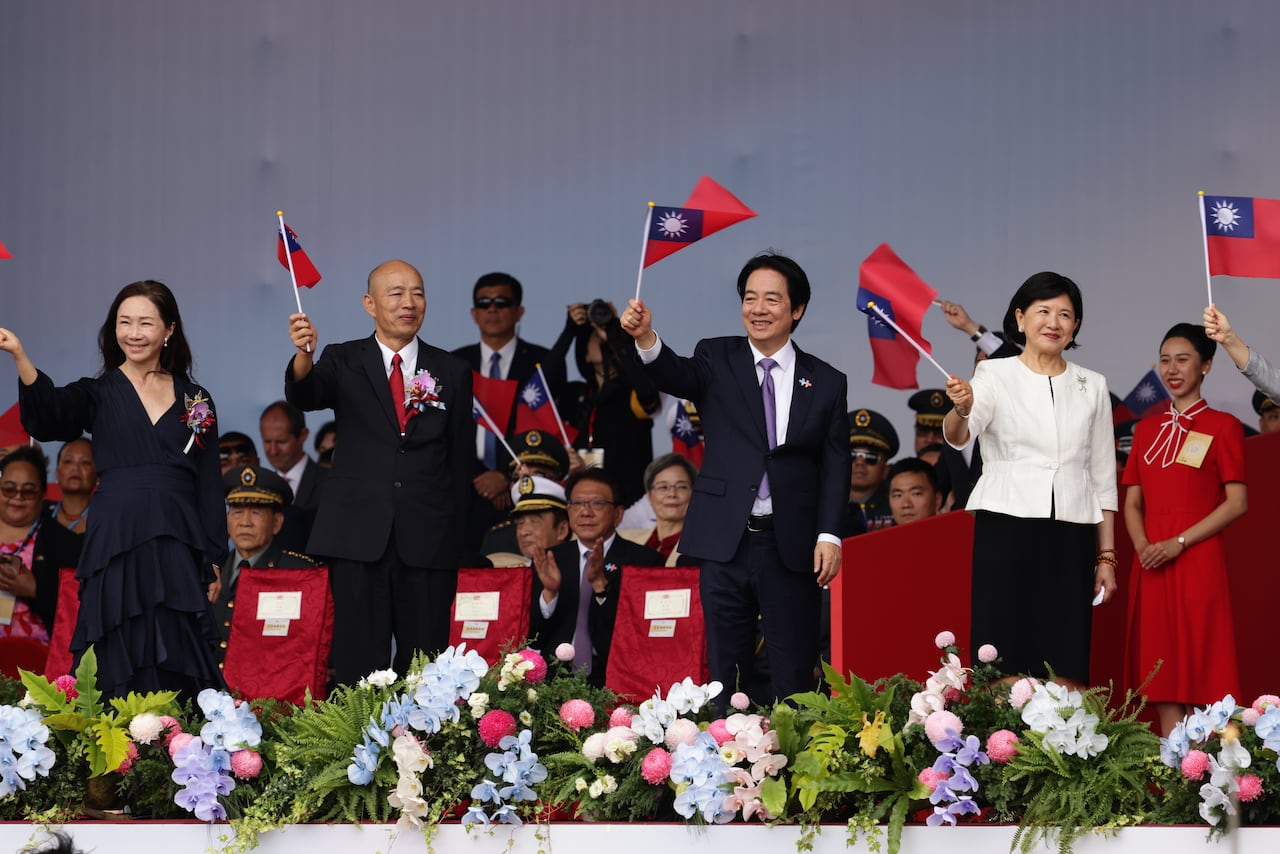 El presidente de Taiwán, Lai Ching-te (centro der.) junto al legislador Han Kuo-yu (i) durante los actos por el Día Nacional de la isla. (EFE)