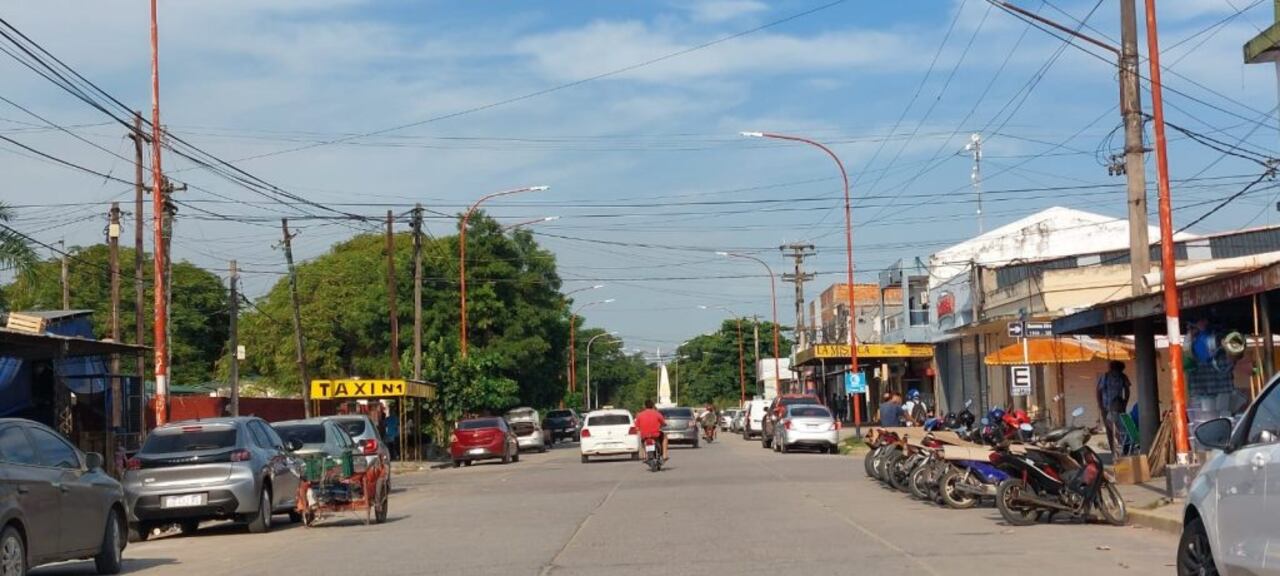 Los cambistas se encuentran en esta esquina, antes con el tráfico parado a causa de un mar de rodados con chapa paraguaya.