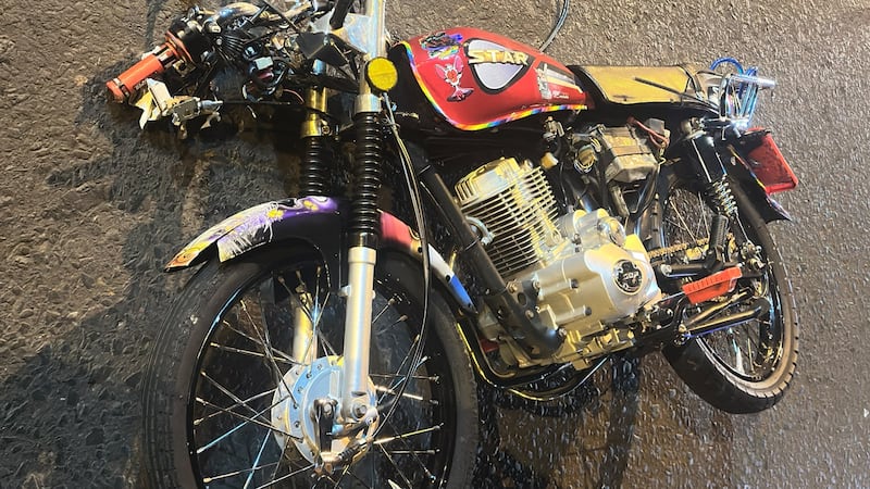 La motocicleta conducida por la víctima fatal no presenta signos de haber sido embestido por otro vehículo, concluyó la policía.