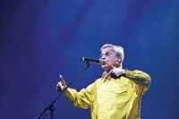 A sus casi 84 años, Caetano Veloso sigue dándolo todo en el escenario