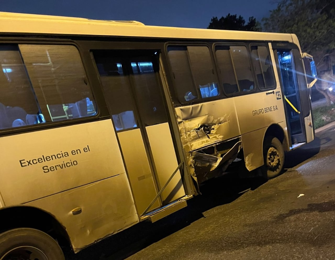 El colectivo llevaba pasajeros y ninguno de ellos resultó herido.