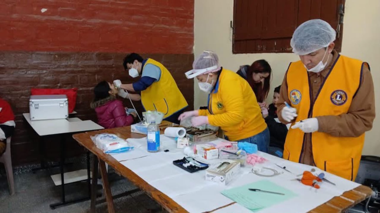 Reclusas reciben atención médica por parte de personal de salud