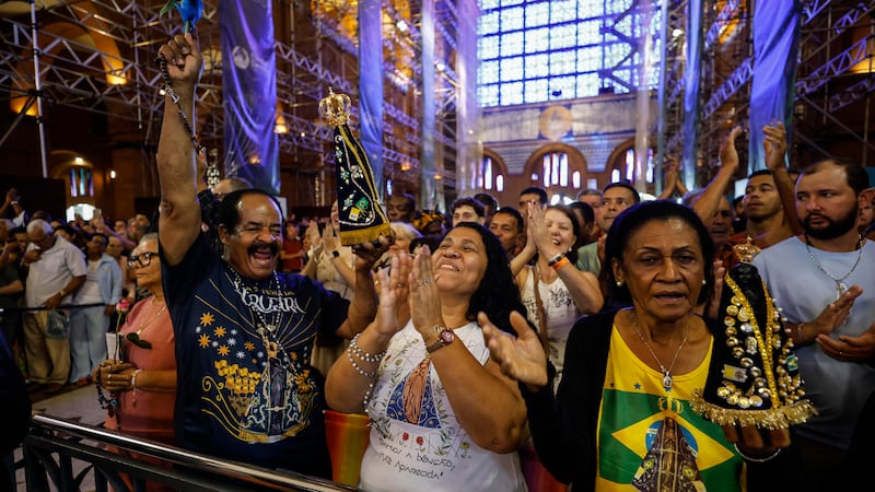 Feligreses asisten a una misa multitudinaria, en el Santuario Nacional Nuestra Señora de Aparecida, el mayor y más visitado del país, en la ciudad de Aparecida (Brasil).