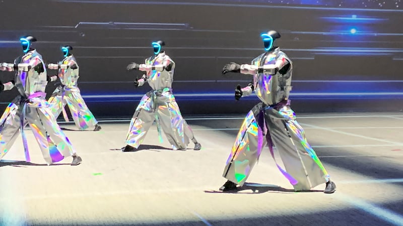 Unos robots bailan una canción de K-pop durante la apertura del Galaxy Robot Park este viernes en Seúl. Robots que boxean controlados por el público, perros mecánicos y humanoides que bailan éxitos de K-pop protagonizan el Galaxy Robot Park, un nuevo espacio en Seúl que abrió el viernes para acercar la inteligencia artificial y la robótica al entretenimiento.