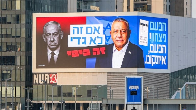Al fondo de una avenida en Tel Aviv se observa un mural con los candidatos a primer ministro: Benjamin Netanyahu (i) y Gadi Eisenkot.