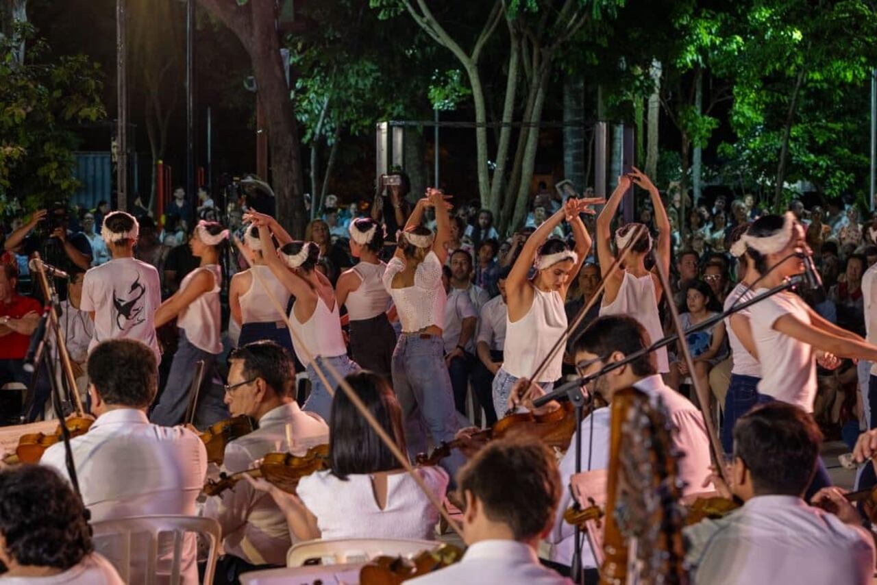 La OSCA junto con bailarines del Ballet Clásico y Moderno Municipal en la rehabilitación de laplaza Naciones Unidas.