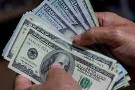 Economista cuestiona falta de intervención del BCP para mitigar la caída del dólar