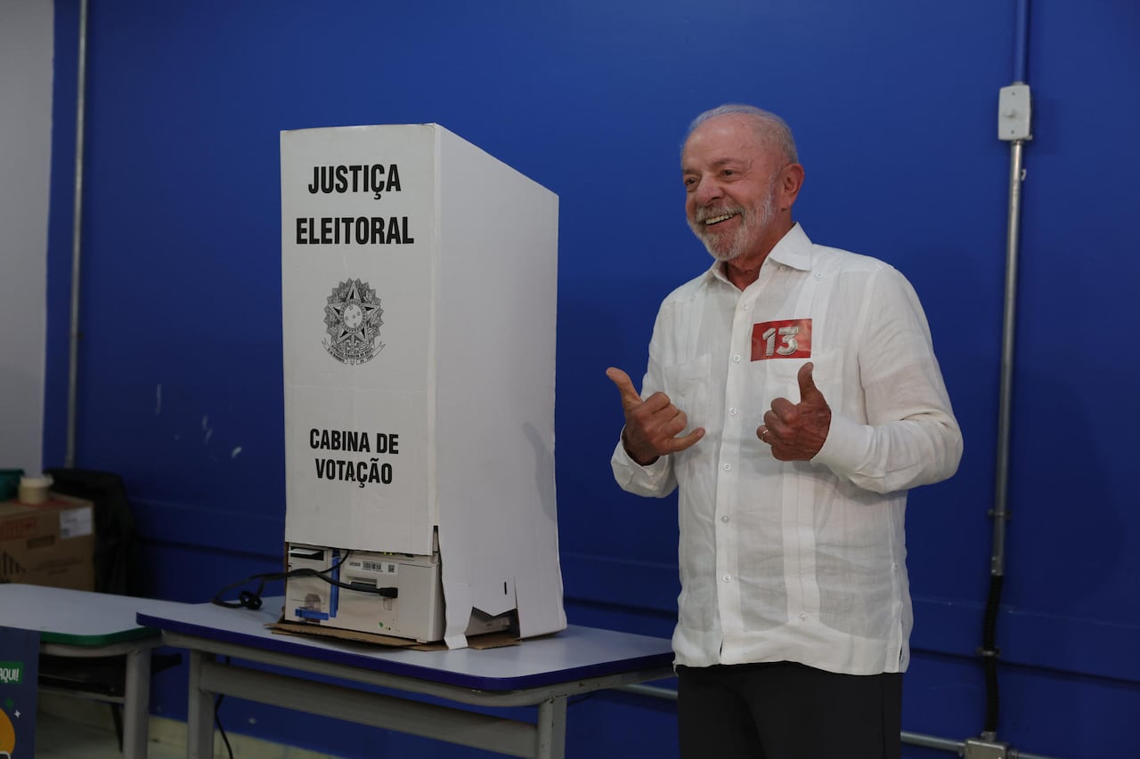 El presidente de Brasil y candidato a la reelección, Luiz Inácio Lula da Silva, tras votar en la segunda vuelta de las elecciones presidenciales en la Escuela Estatal João Firmino Correia de Araújo, en São Bernardo do Campo (Brasil), en el estado de São Paulo, Brasil.