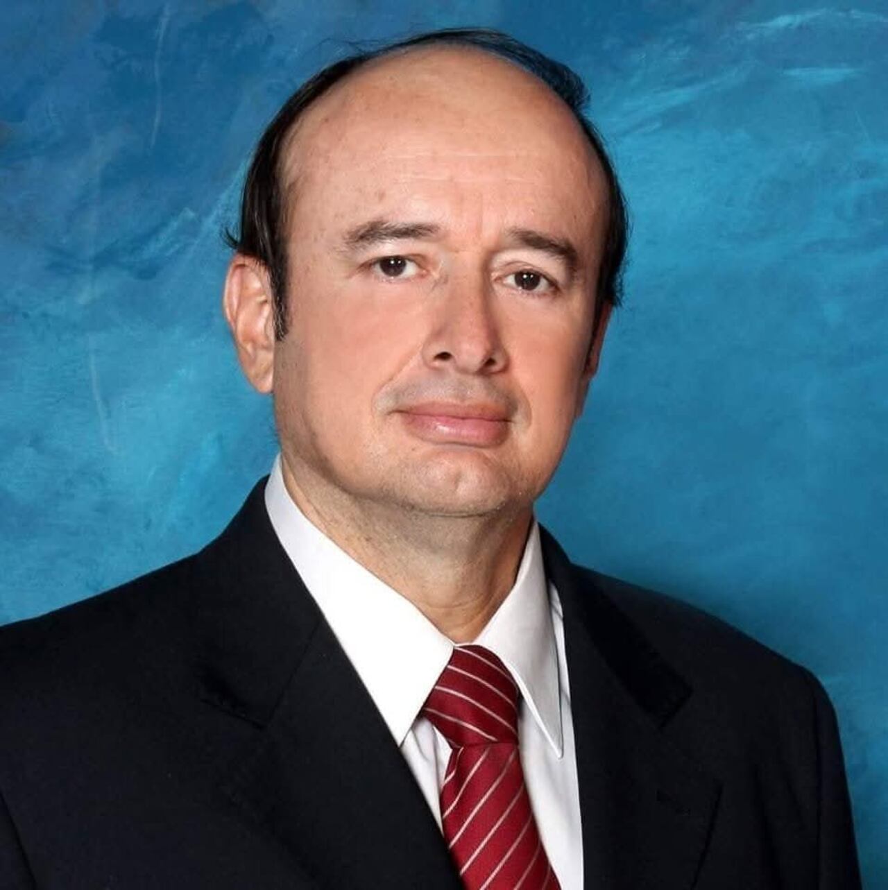 “Laeconomía paraguayapara poder seguir creciendo necesita realizar dos cosas:reformasydesdolarizarsuendeudamiento”, enfatiza.