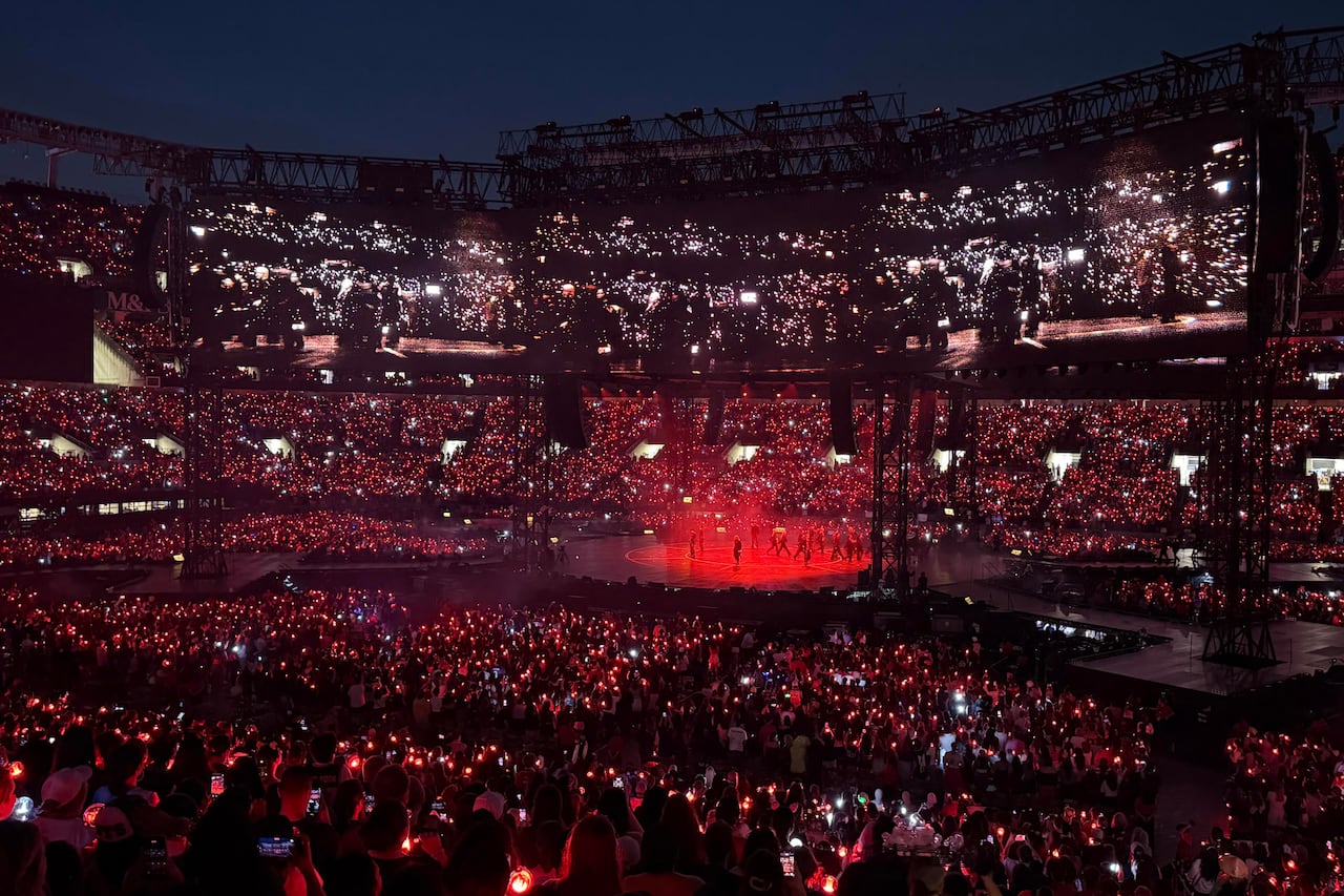 La banda surcoreana BTS, con el club de fans más grande, agita la ciudad de Baltimore con un show audiovisual presentado ante unas 70.000 personas.