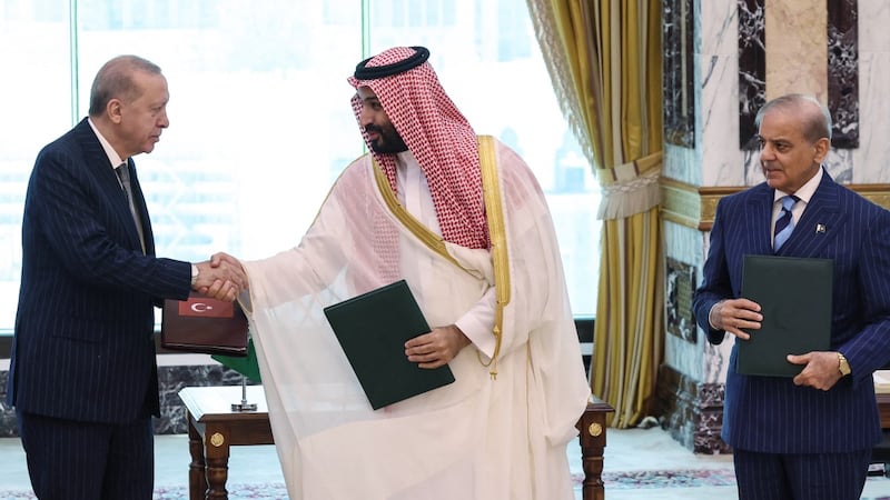El presidente turco Recep Tayyip Erdogan (i) saluda al principe heredero saudí, Mohammed bin Salman (d), en compañía del primer ministro de Pakistán, Shehbaz Sharif (d) , durante el acto de firma de alianza para la defensa conjunta.