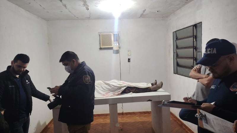 El cuerpo del infortunado Ramón Ferreira Báez yace en la morgue del puesto de salud de Obligado Puerto, mientras se desarrolla el procedimiento policial.