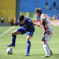 Trancada en choque de vecinos