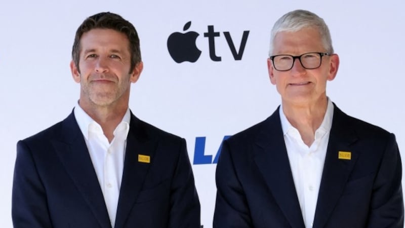 El próximo director ejecutivo de Apple, John Ternus (i) y el saliente, Tim Cook, en Los Angeles, California.