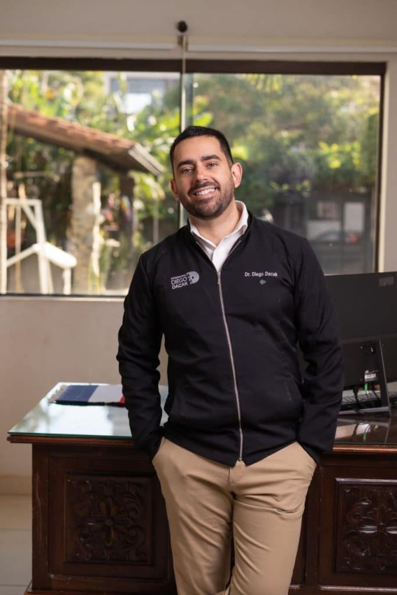 Diego Dacak, veterinario.