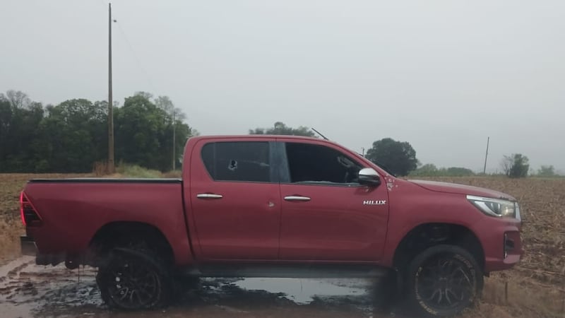 Camioneta recuperada por la policía tras una persecución y tiroteo en María Auxiliadora. Fue abandonada por los asaltantes, quienes en su huida se internaron a pie en una zona boscosa.