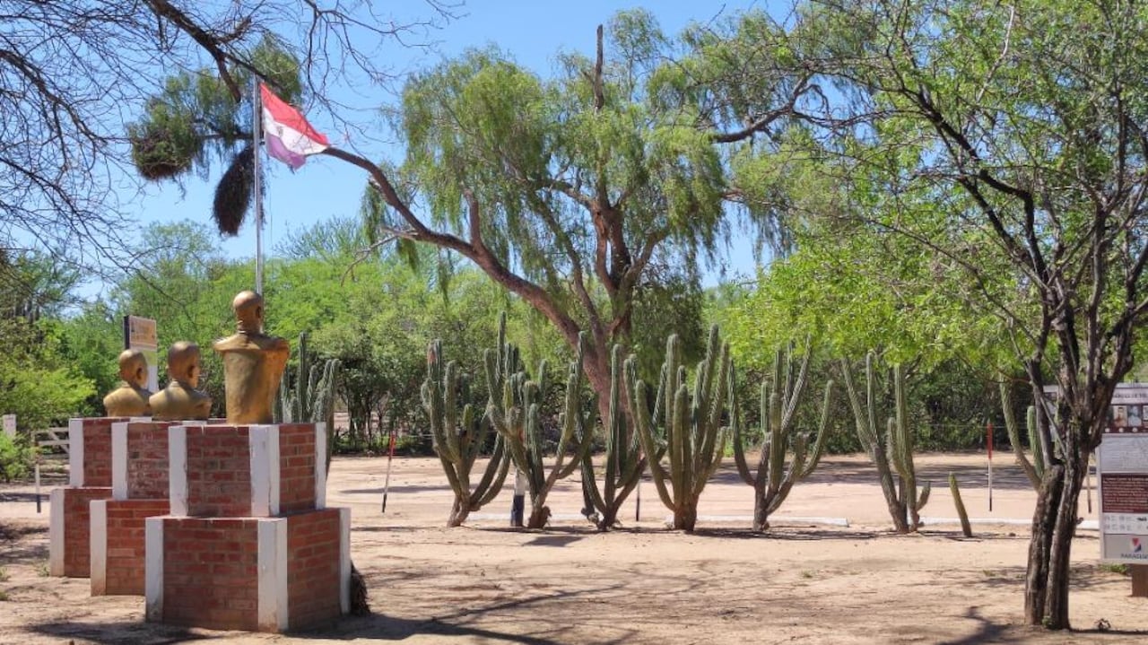 El recorrido también incluye la posibilidad de explorar antiguas trincheras, refugios subterráneos y estructuras originales.