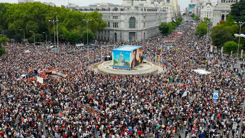 Manifestación convocada por el Sindicato de Inquilinas para denunciar la caída de los decretos de la vivienda y reclamar una rebaja del 50 % en los alquileres, la exigencia de contratos indefinidos y también la expropiación de las viviendas a los fondos buitres.