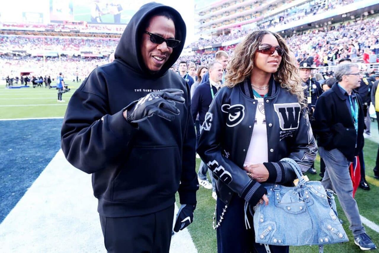Jay-Z junto a su hija Blue Ivy Carter, quien lució unacampera varsity de Off-White con jeans oscuros.