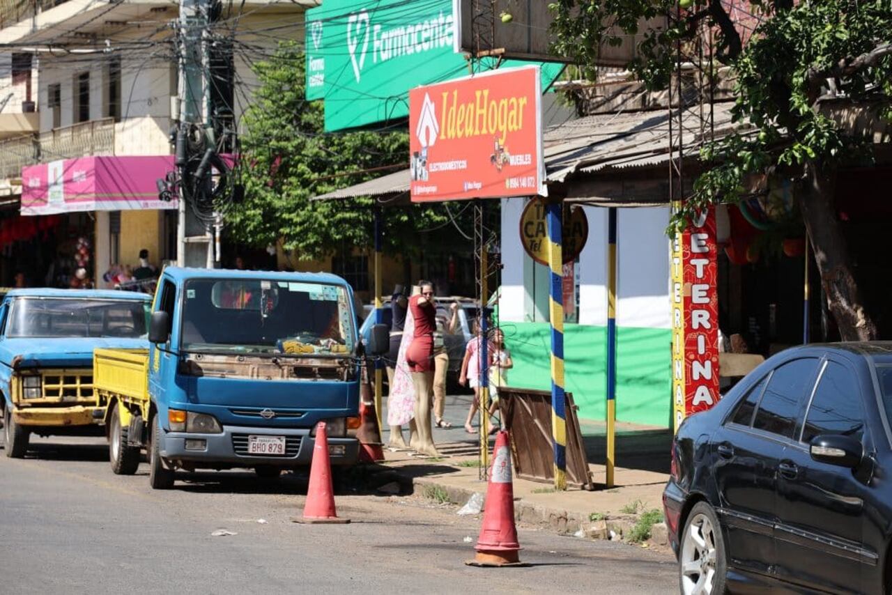 La concejala sacó personalmente las cajas, conos y otros objetos de las calles, e informó a lagente que “reservar” espacios en calles y veredas está prohibido.