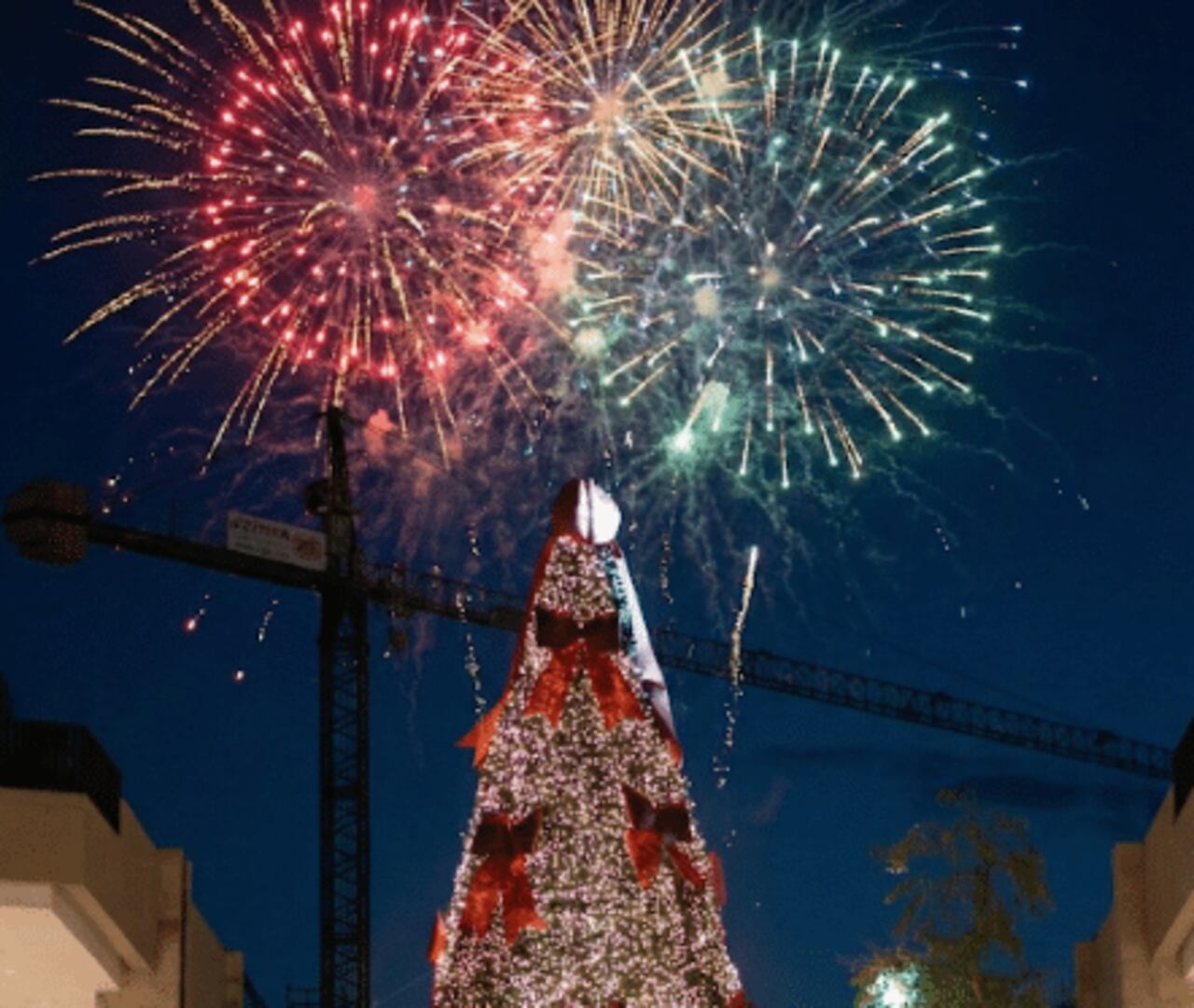Música y fuegos artificiales marcaron el encendido del árbol.