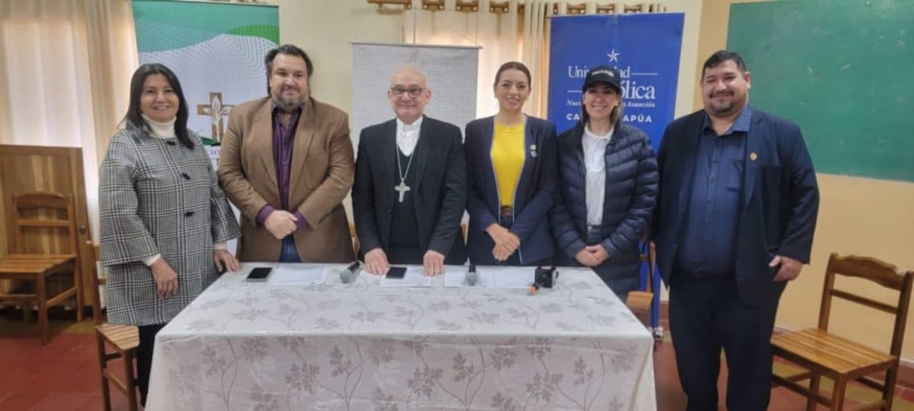 Martha Maidana, Bernardo Haurón (coordinador de la Feria), Mons. Javier Pistilli, obispo de la diócesis de Encarnación, Verónica Stéfani, secretaria de Turismo Gobernación de Itapúa, Lara Chamorro, directora regional de Senatur y Ángel Castro, director administrativo UCI, durante la presentación de la Feria.