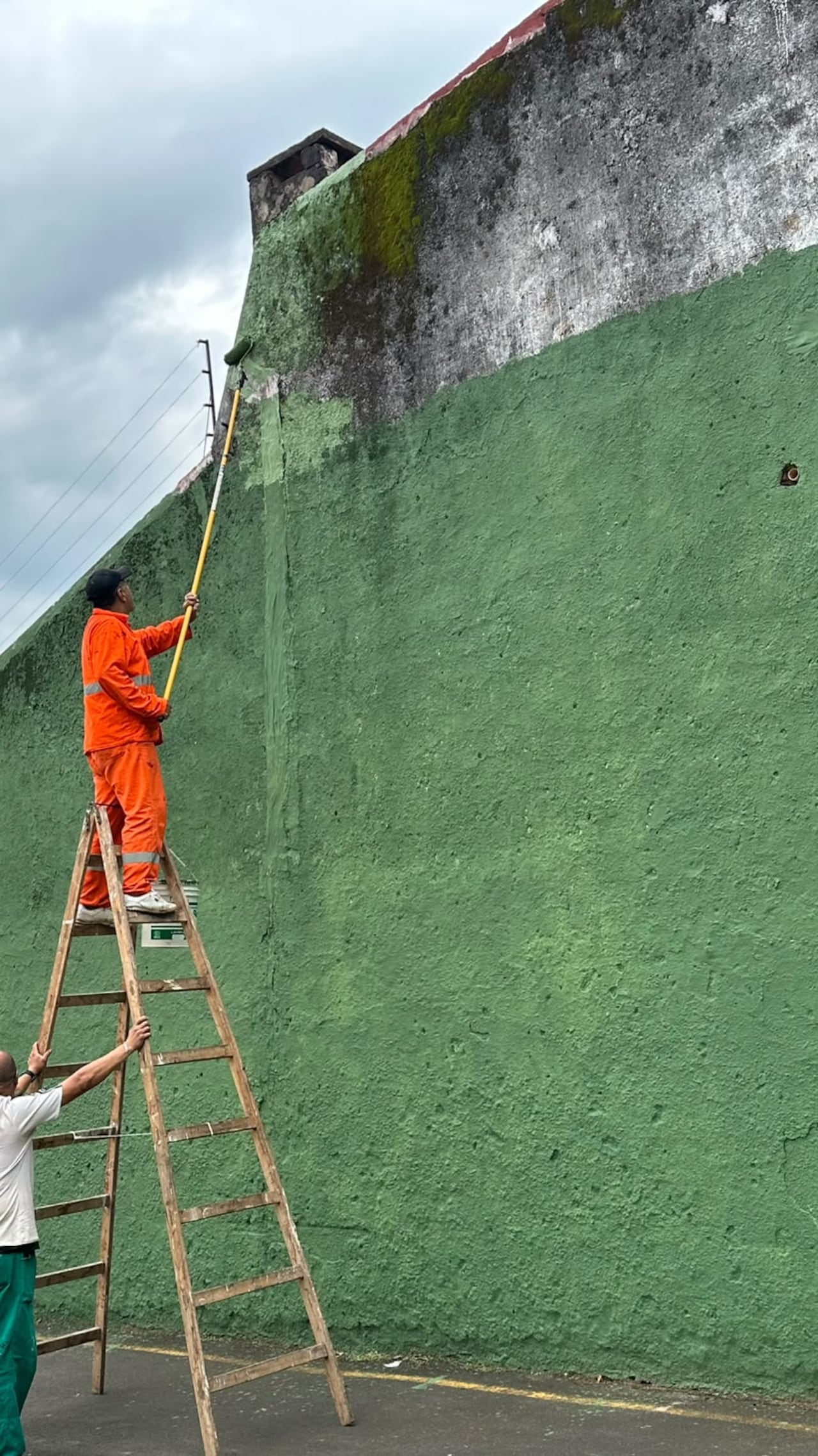 Trabajo en equipo: la municipalidad aporta la mano de obra mientras que la comisión vecinal provee los insumos para embellecer el espacio.