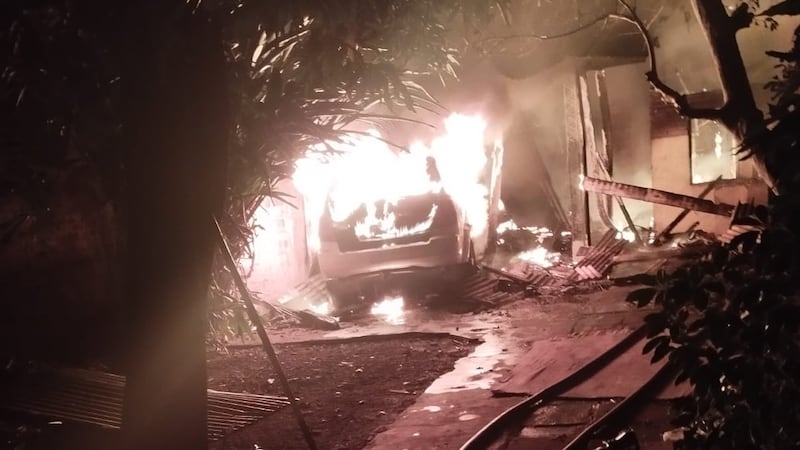 Un voraz incendio consumió por completo un automóvil, tres motocicletas y parte de una vivienda, la madrugada de hoy, en el barrio San Pedro de Encarnación. El siniestro no provocó víctimas personales.