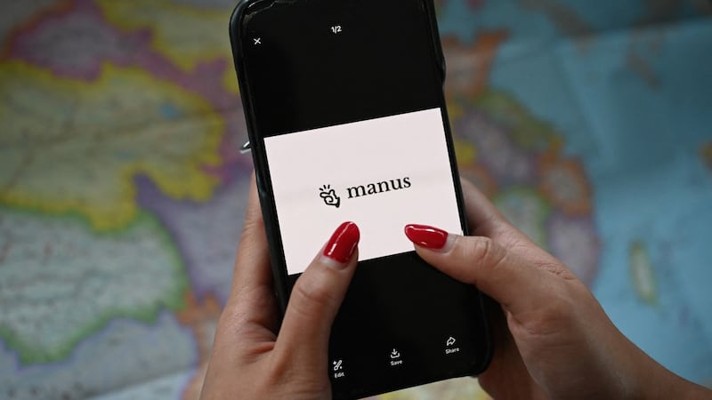 Logo de la IA Manus, que operará de nuevo de manera independiente tras un bloqueo de venta a Meta.