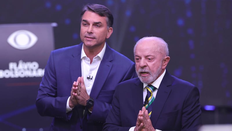 El presidente de Brasil y candidato a la reelección, Luiz Inácio Lula da Silva (d), y el opositor Flávio Bolsonaro (i), participan en el primer debate de cara a la segunda vuelta de las elecciones presidenciales, ayer en la sede de Rede Bandeirantes en Sao Paulo.