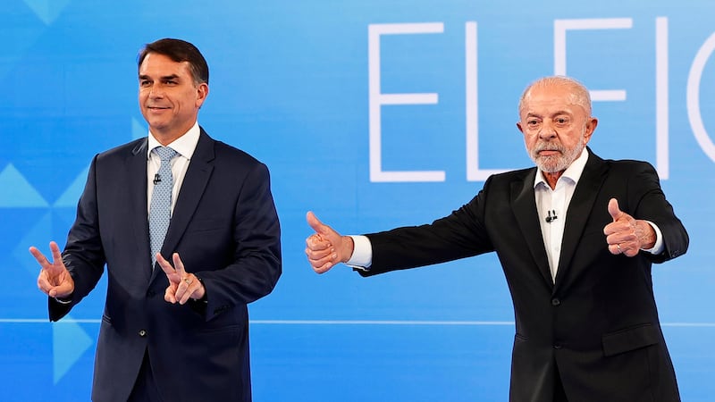 El presidente de Brasil y candidato a la reelección, Luiz Inácio Lula da Silva (d), y el candidato de la oposición Flávio Bolsonaro, asisten a un debate en los estudios de TV GLOBO anoche, a dos días de la segunda vuelta de las elecciones presidenciales, en Río de Janeiro (Brasil).