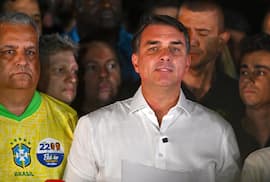 Flávio Bolsonaro se declara “verdadero presidente electo de Brasil”