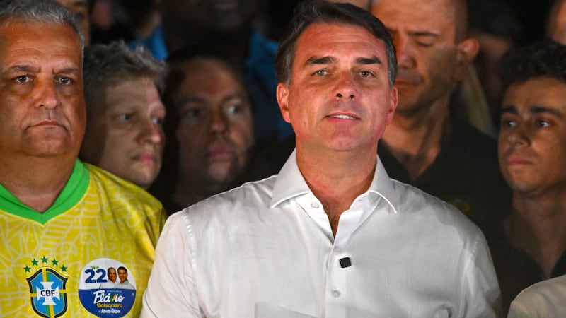 El excandidato presidencial Flavio Bolsonaro habla en una rueda de prensa este domingo, en el barrio Lago Sul, en Brasilia (Brasil). Bolsonaro afirmó que "es imposible reconocer" la victoria del presidente Luiz Inácio Lula da Silva en la segunda vuelta de las elecciones presidenciales de Brasil por la decisión de un juez de ampliar en dos horas el horario de votación a petición del líder progresista.
