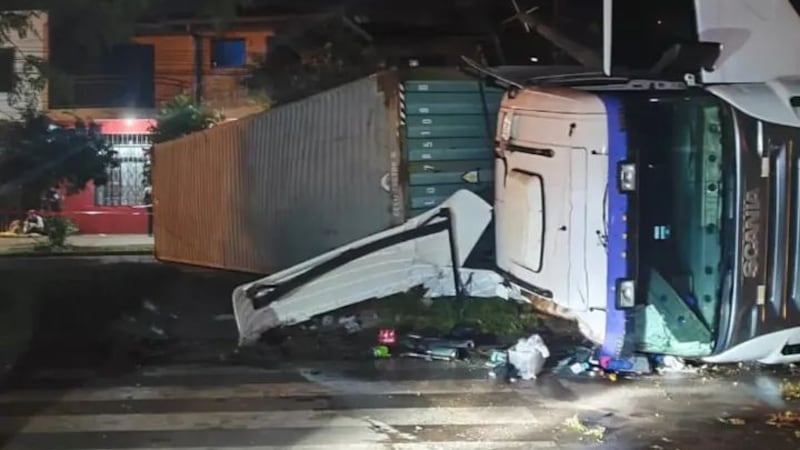 Tras el vuelco, el camión de gran porte y el contenedor quedaron cruzados sobre la avenida Irrazábal.