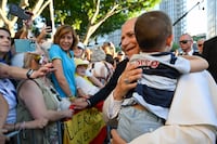 El papa pone paz y migración en el centro de su visita