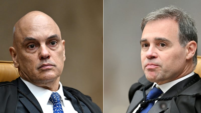 Los ministros del Supremo Tribunal Federal de Brasil, Alexandre de Moraes y André Mendonça (d). (AFP)