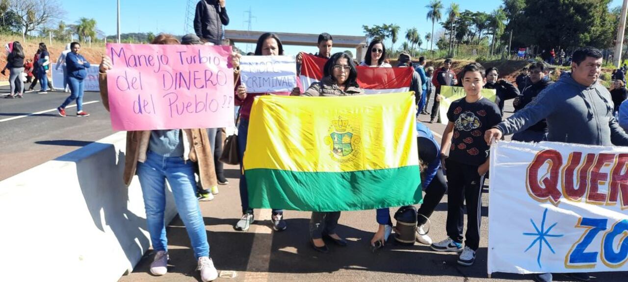 Las familias no saben cómo harán para que los escolares puedan cruzar de un lado a otro en la abrupta intersección causada por la nueva carretera inaugurada por Mario Abdo el sábado pasado. Graves problemas sociales para la población, todo a causa del "apuro" por inagurar una obra inconclusa. Foto gentileza de "El otro país".