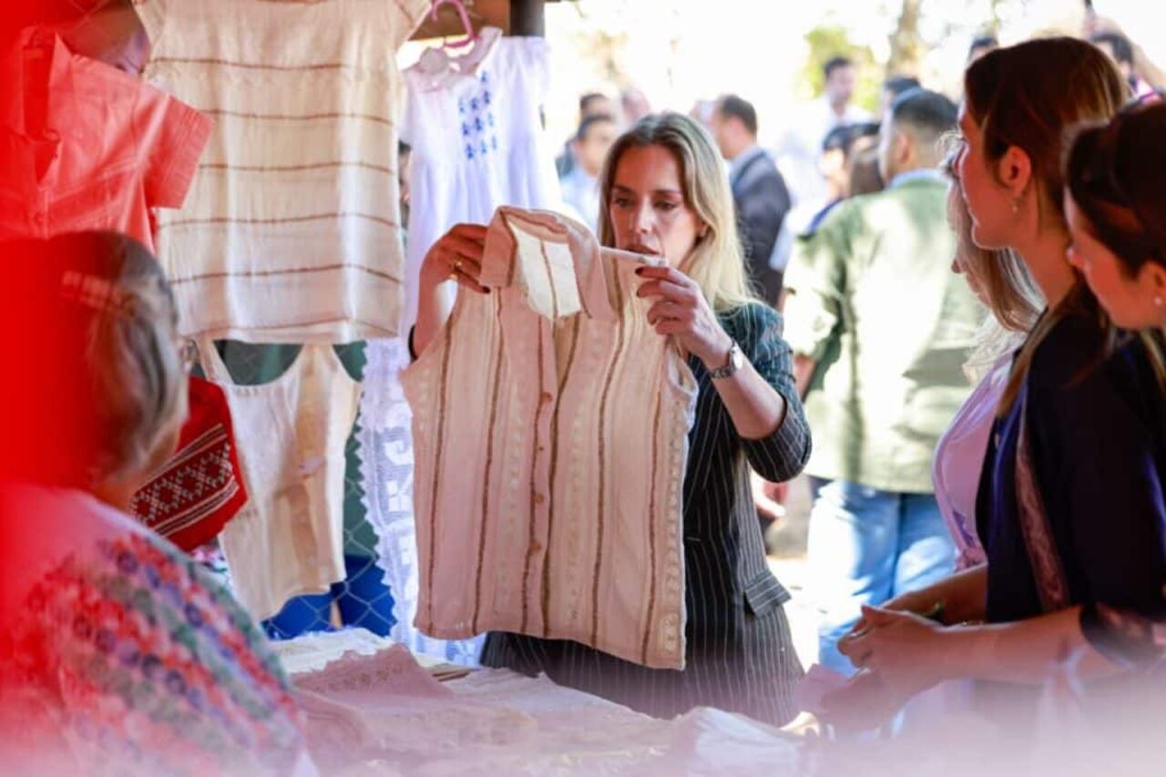 Leticia Ocampos aprecia la calidad de las prendas elaboradas en lienzo.