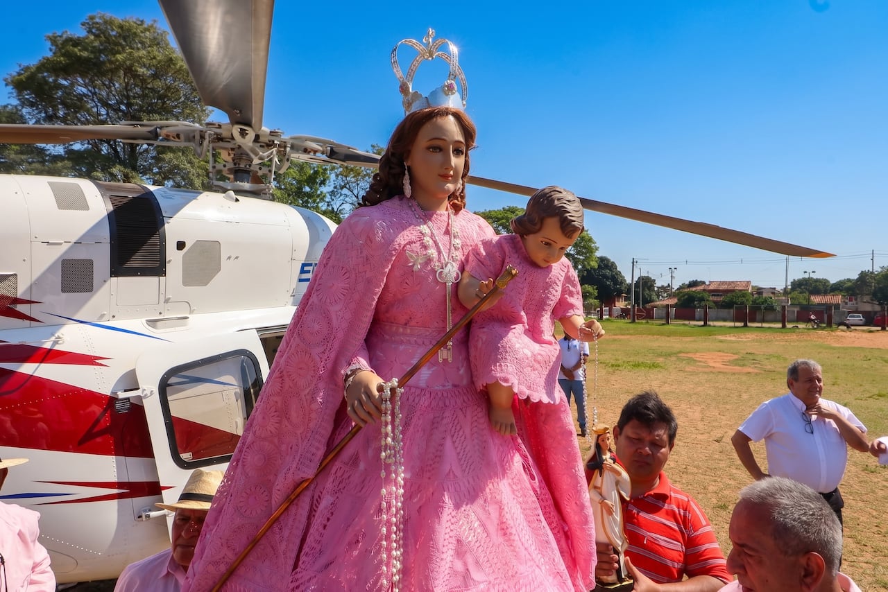 Desde hace más de 20 años se realiza la bendición aérea sobre toda la ciudad de Luque. La imagen de la Santa es llevada en un helicóptero para el recorrido.