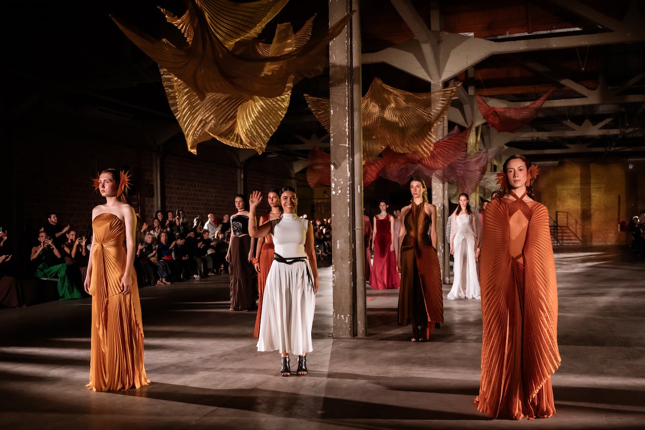 La diseñadora Ilse Jara al término del desfile junto a las modelos.