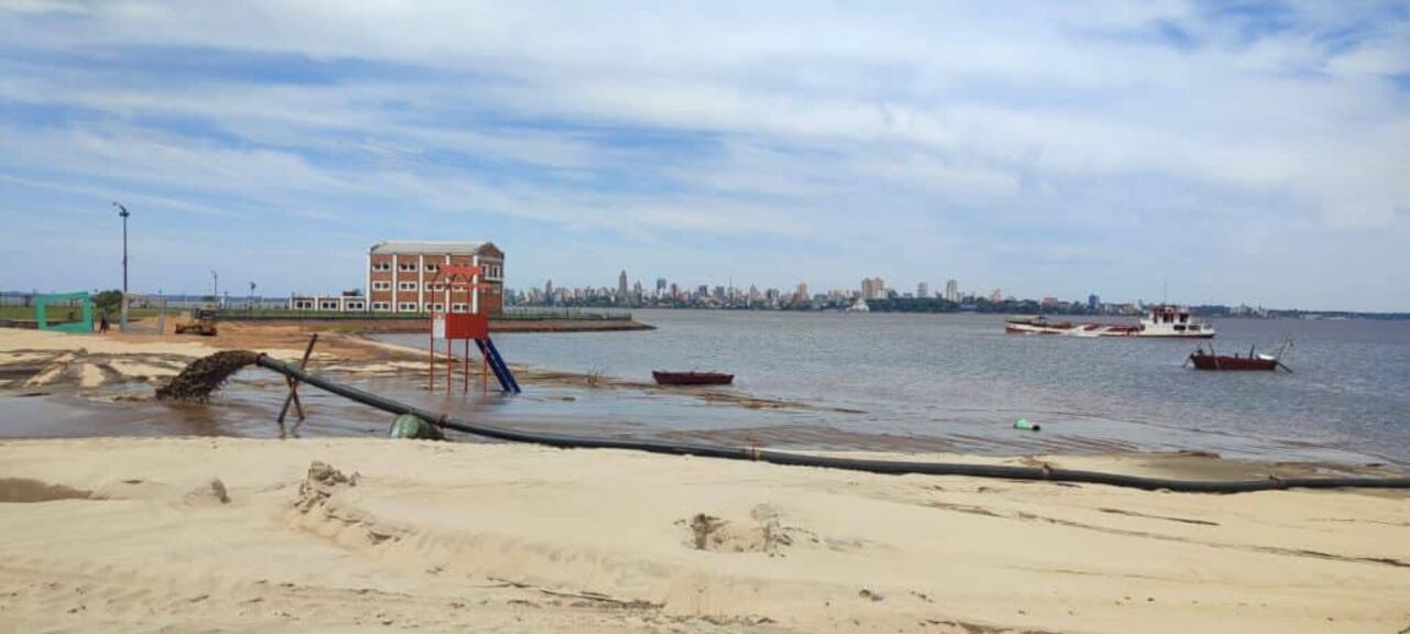 Son unos 13.000 metros cúbicos de arena los que deben ser depositados en la playa San José. La operación está con un avance aproximadodel 70 por ciento.