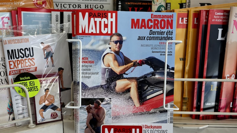 Portada de la revista Match publicada en París en la que se observa el reportaje fotográfico de las vacaciones del presidente Emmanuel Macron.