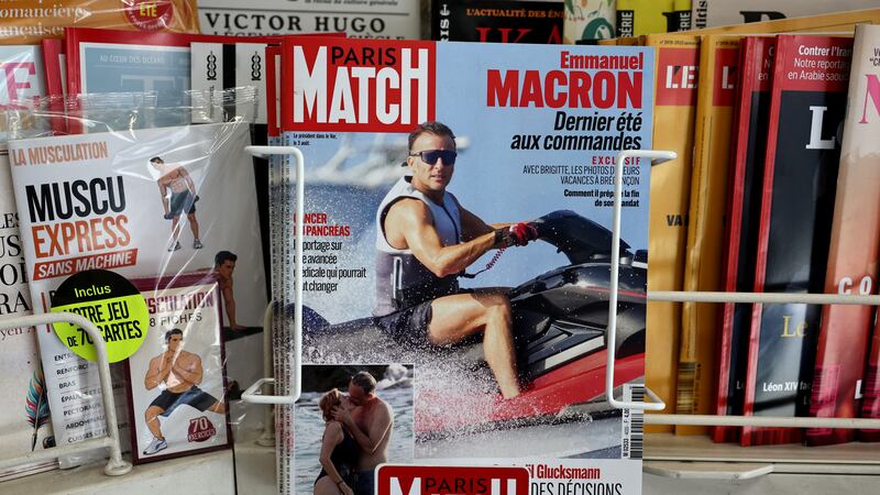 Portada de la revista Match publicada en París en la que se observa el reportaje fotográfico de las vacaciones del presidente Emmanuel Macron.