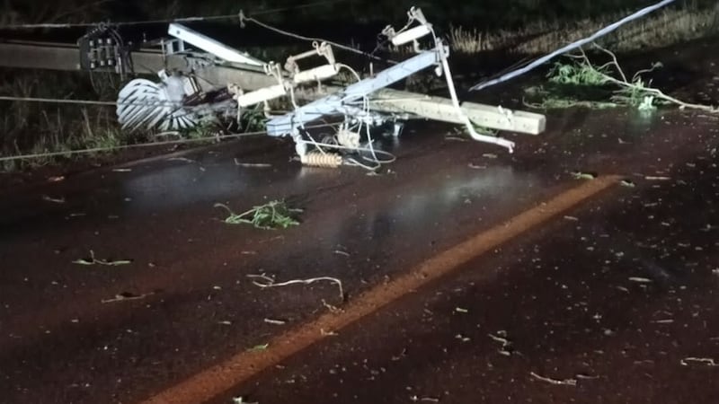 Poste y transformador de la ANDE derribado por el fuerte viento en San Dionisio, distrito de General Delgado, la madrugada de ayer.