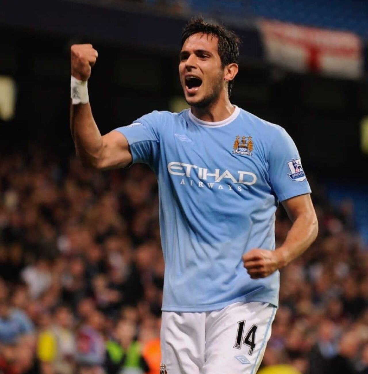 Santa Cruz festejando un gol con el Manchester City.