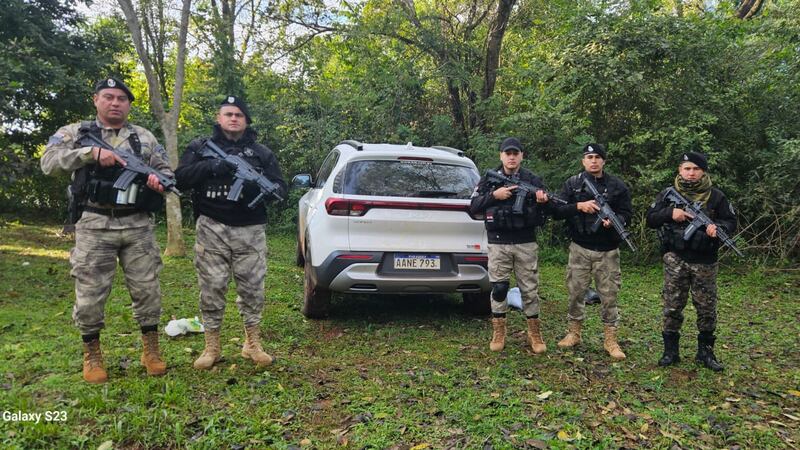 La camioneta fue encontrada horas después del asalto, abandonada en un patio baldío, en el barrio San Antonio, del distrito de Cambyreta.
