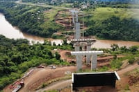 Avanza la construcción del puente sobre el río Monday