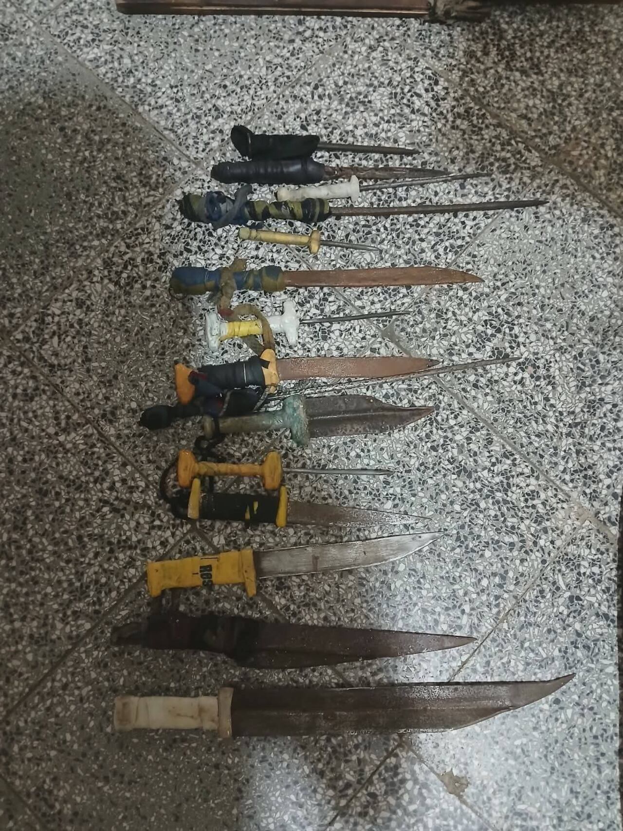 Las armas que fueron incautadas tras las requisa.