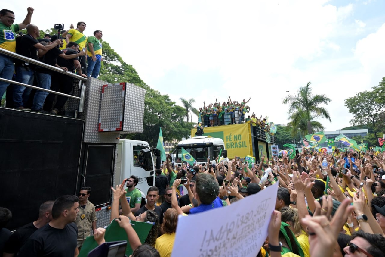Cierre de campaña, hoy, del candidato opositor, Flávio Bolsonaro (derecha, arriba), en Belo Horizonte, Brasil.